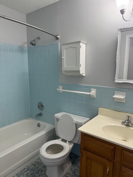 Building Photo - 3850 Jeff Dr