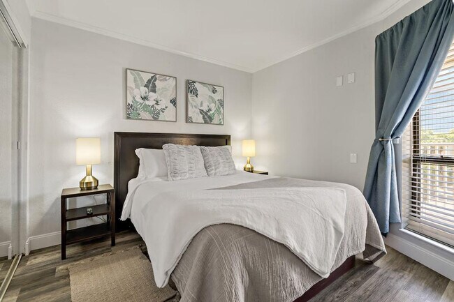 Building Photo - 2502 N Rocky Point Dr