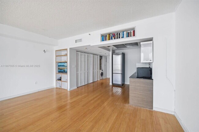 Building Photo - 540 Brickell Key Dr