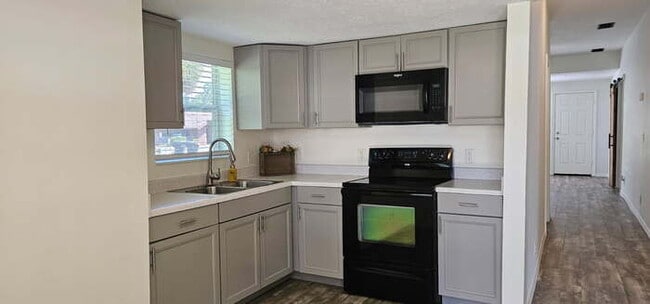 Building Photo - Modern Comfort Meets Classic Charm – 2/2 H...
