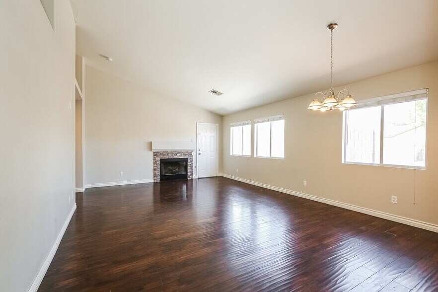 Building Photo - 4565 Savin Cir