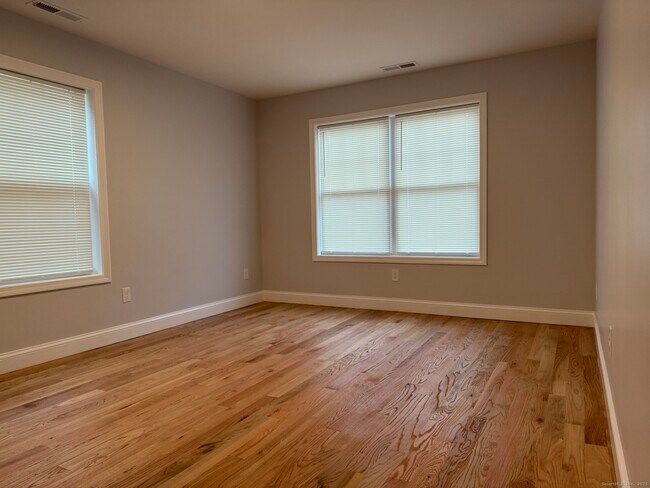 Building Photo - 755 Hart St