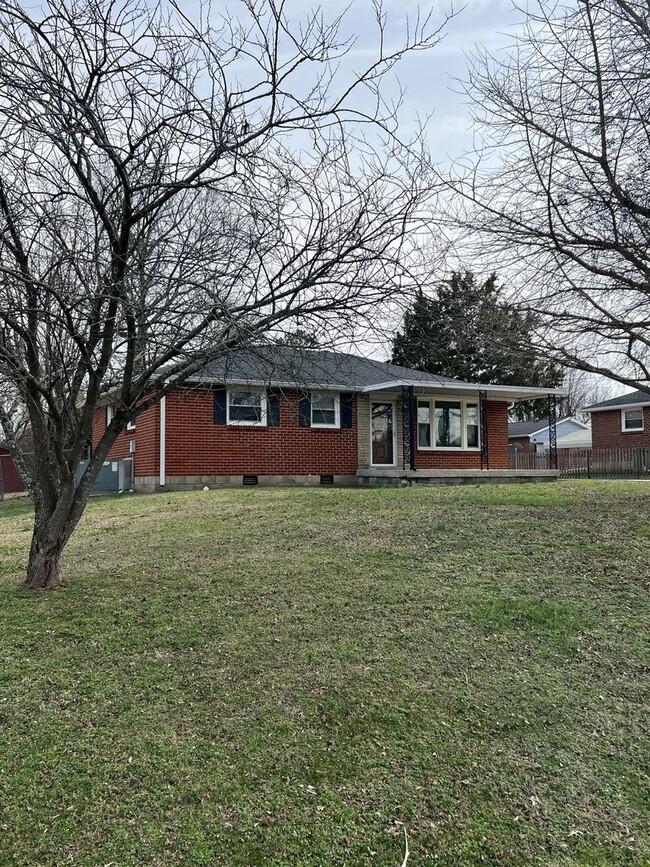 Building Photo - Single-Family Home with 2 Bedrooms and 1.5...