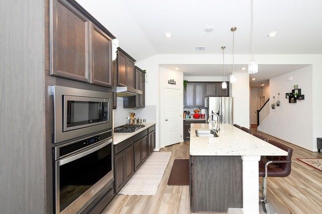 Building Photo - Nestled in the highly sought-after Scenic ...