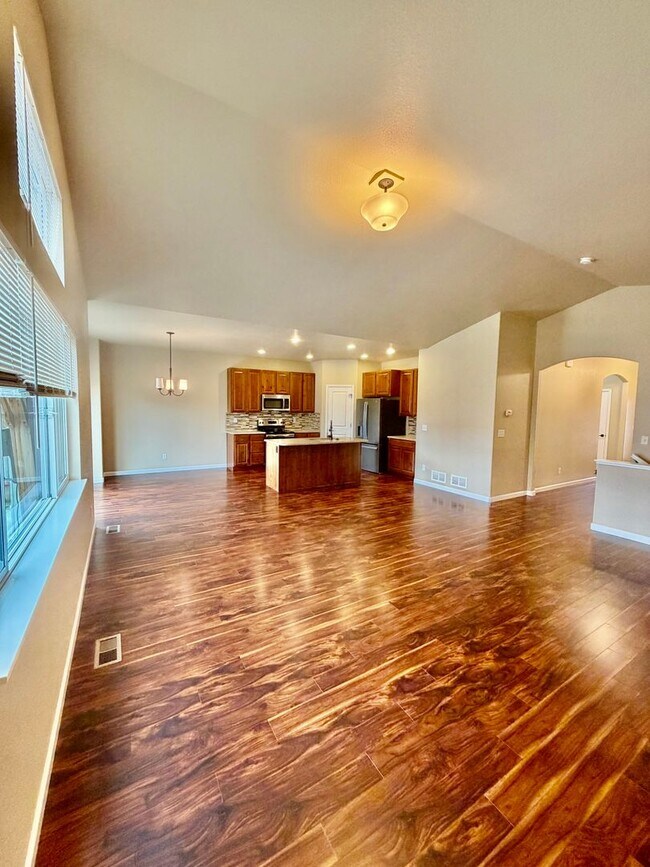 Building Photo - Renovated Milliken Home!