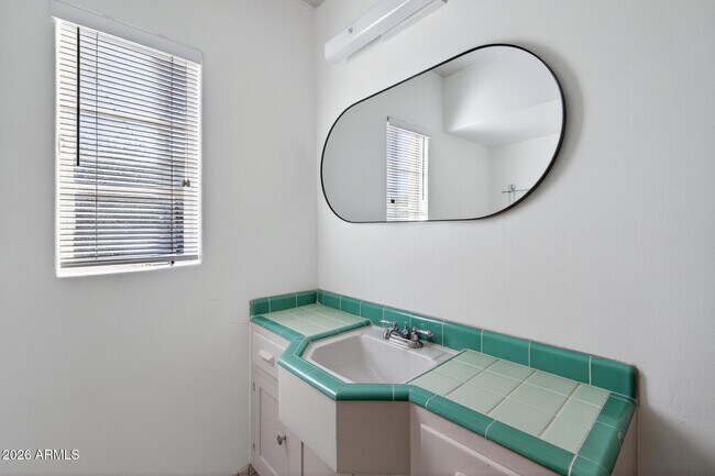 Building Photo - 901 W Willetta St