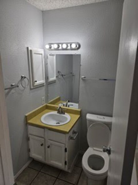 Building Photo - 4735 El Vedado St