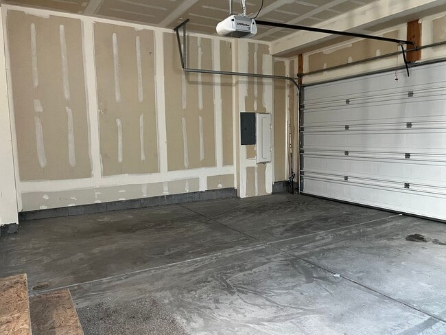 Building Photo - Absolutely STUNNING Townhome!!!