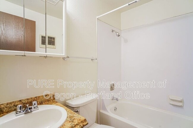 Building Photo - 14140 NE Sandy Blvd