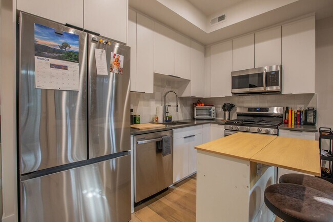 Building Photo - Amazing Studio Condo in Adams Morgan!