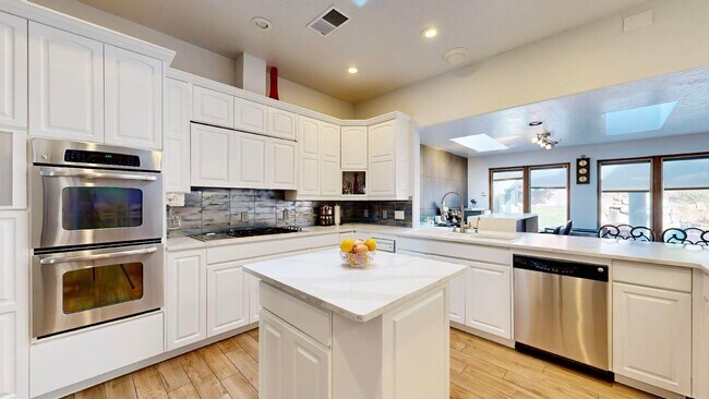 Building Photo - Move in Special Luxury 4 bedroom 4.5 bathr...