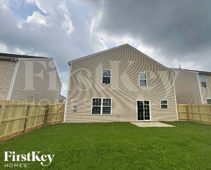Building Photo - 1800 Eastway Dr