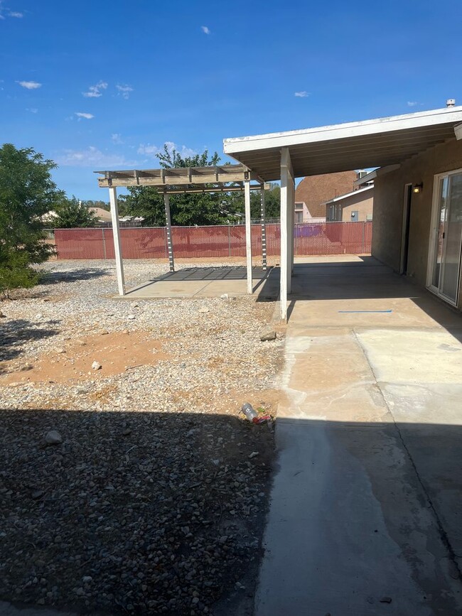 Building Photo - 4 bedroom 2bathroom Home Available now! Ap...