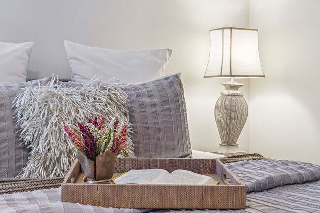 Building Photo - 2450 Hillcrest Dr