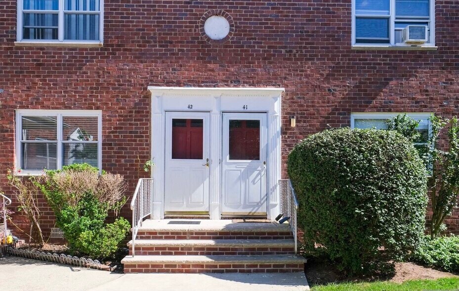 Building Photo - 480 Crestwood Ave