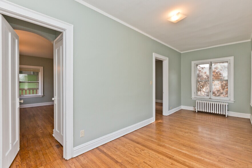 Building Photo - 1317 W Albion Ave