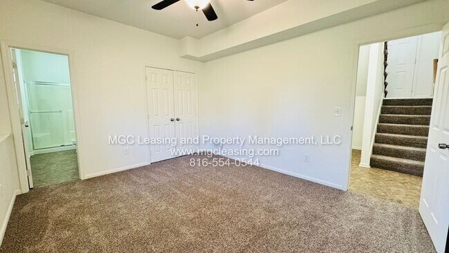 Building Photo - Creekwood Townhomes with 2-vehicle garage ...