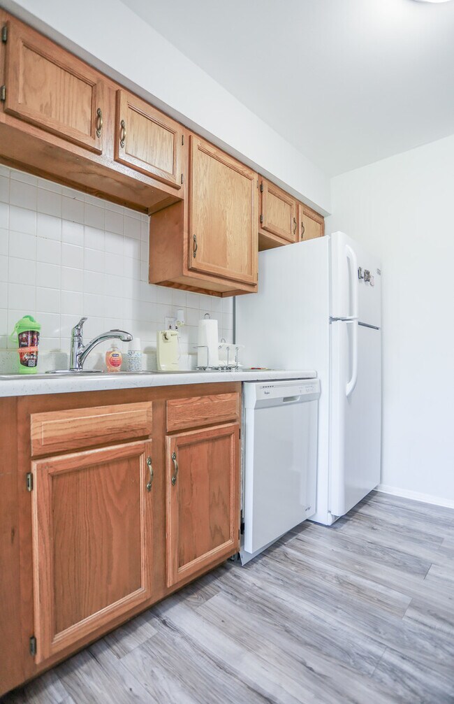 Building Photo - 542 N Carol Ln