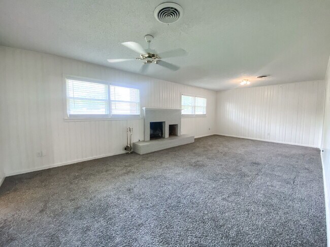 Building Photo - Charming 3-Bedroom Home with Cozy Fireplace