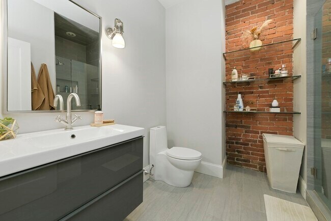 Building Photo - 482 Beacon St