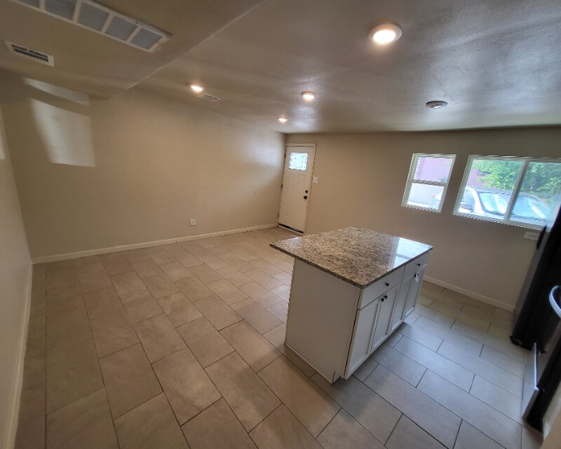 Building Photo - 118 Esmeralda Dr