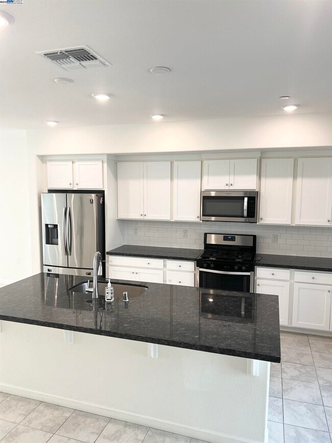 Building Photo - 25350 Parklane Dr