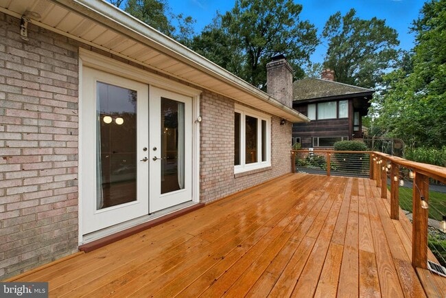 Building Photo - 6251 Lakeview Dr