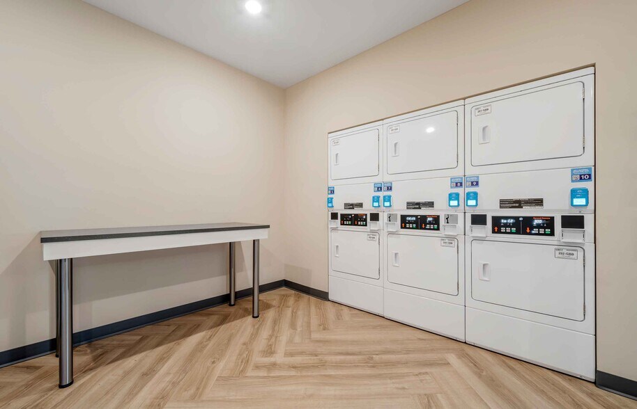 Building Photo - Furnished Studio-Phoenix - Chandler - Airport
