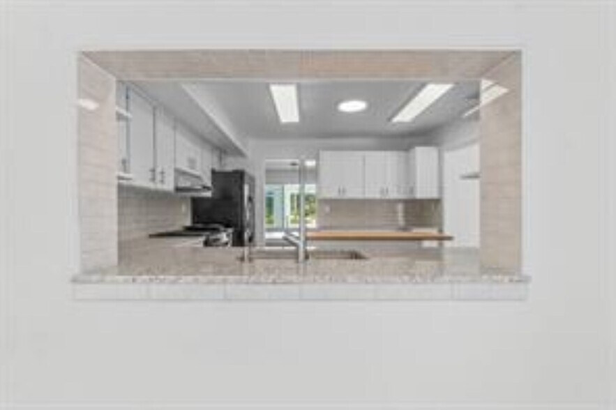 Building Photo - 5724 NE 15th Ave