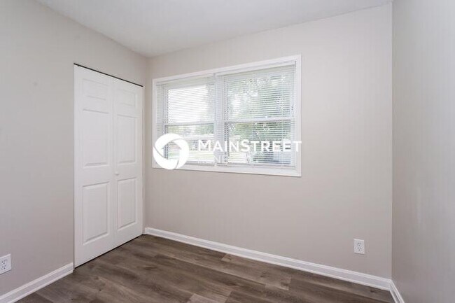 Building Photo - 3 Bedroom Pet-Friendly Home in Louisville, KY with Main Street Renewal