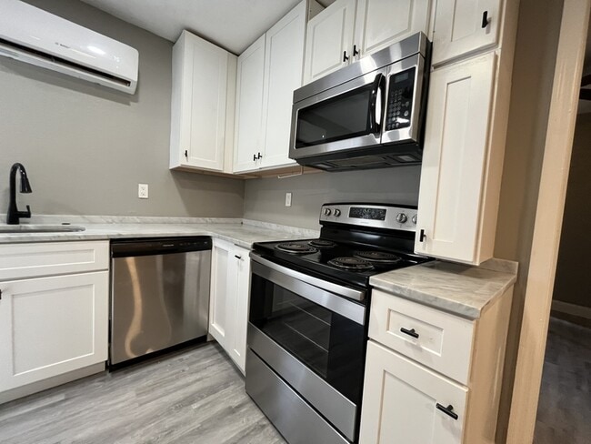 Building Photo - 2307 Formosa Ave