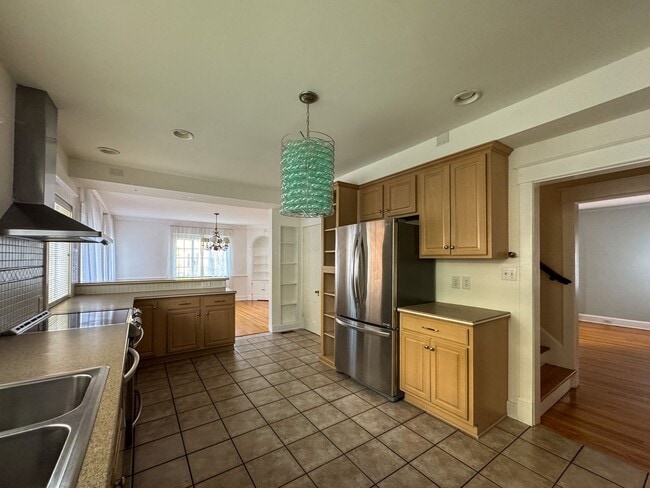 Building Photo - Stunning 4 Bed 4 Bath Haymount Home