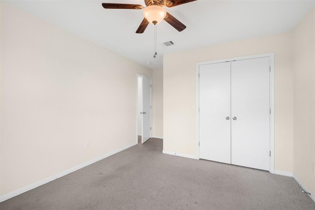 Building Photo - 504 Twisted Oaks Ln