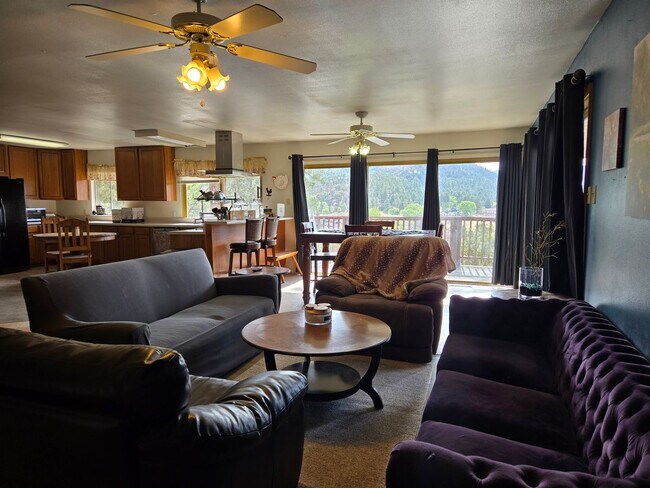 Building Photo - Furnished Four Bedroom Home With Sierra Bl...