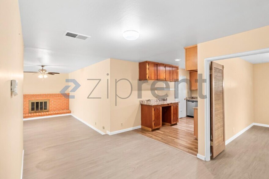 Building Photo - Unit