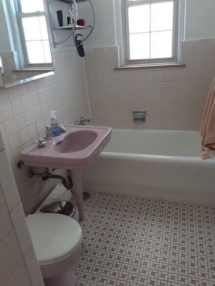 Bathroom - 6101 N Sheridan Rd