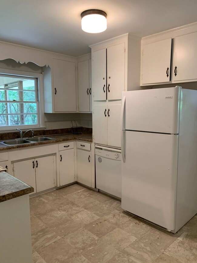 Building Photo - 3 Bedroom 1.5 Bath House on N. Wallace Ava...