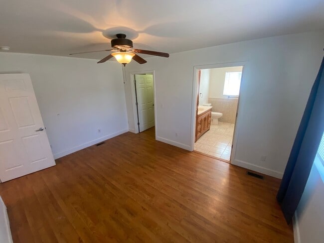 Building Photo - Three Bedroom Bayfield House Available for...