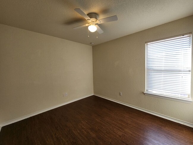 Building Photo - 2/2.5/1   Carpet only on Stairs /Large Fen...