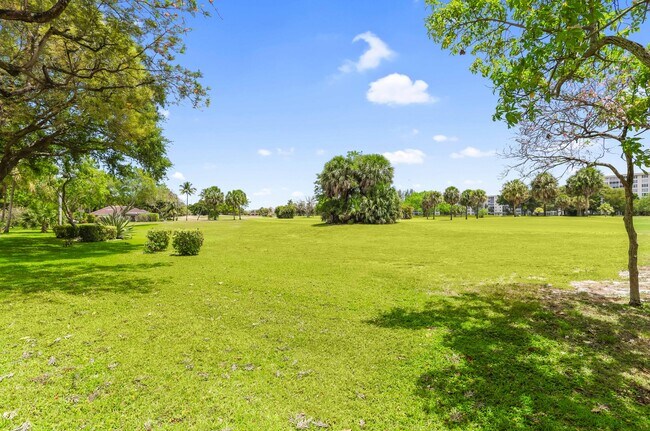 Building Photo - 2800 N Palm Aire Dr