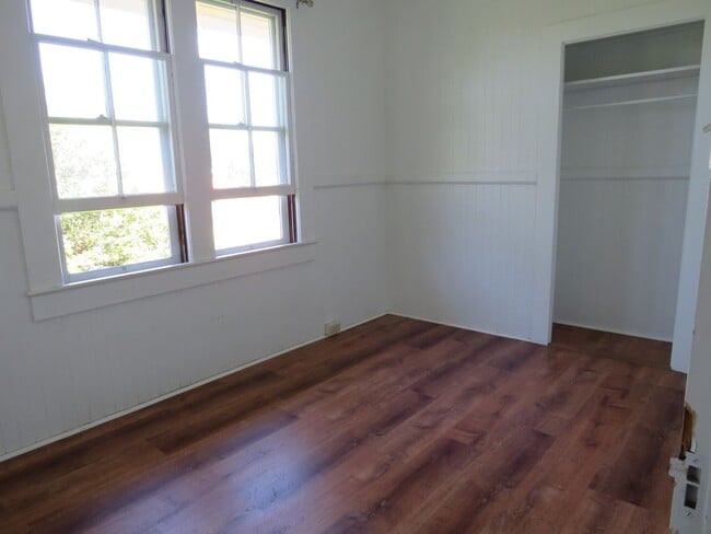 Building Photo - 18 Lono St