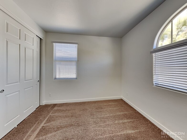 Building Photo - 2619 E Danbury Rd