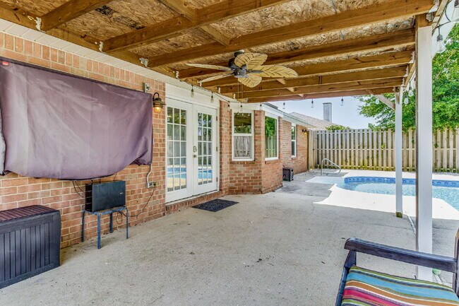 Building Photo - Welcome to your dream home! This stunning 4-bedroom, 3-bathroom residence is perfectly situated n...