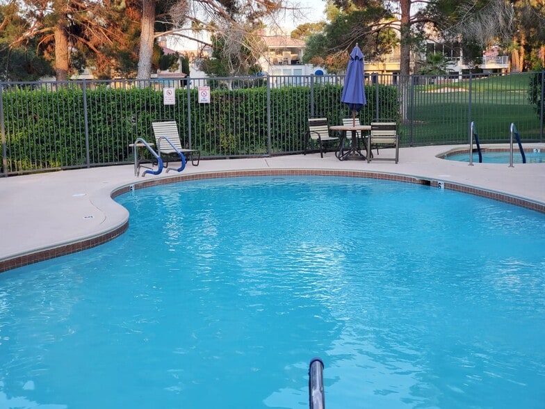 Building Photo - 746 Oakmont Ave