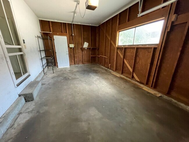 Building Photo - 3-Bedroom Standalone Home with Fenced Yard...