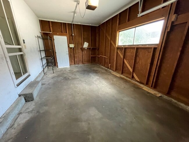 Building Photo - November FREE - Look and Lease Special!!! ...