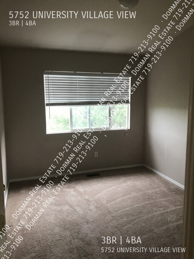 Building Photo - Townhome with garage