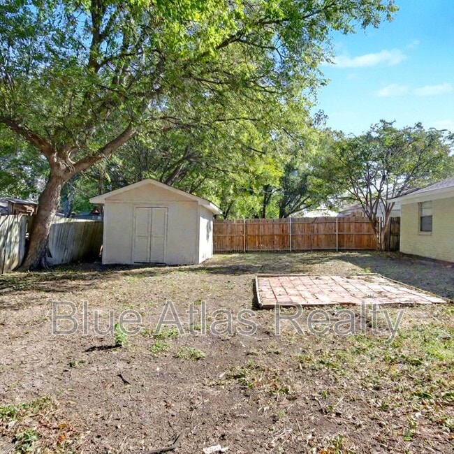 Building Photo - 1613 Continental Dr