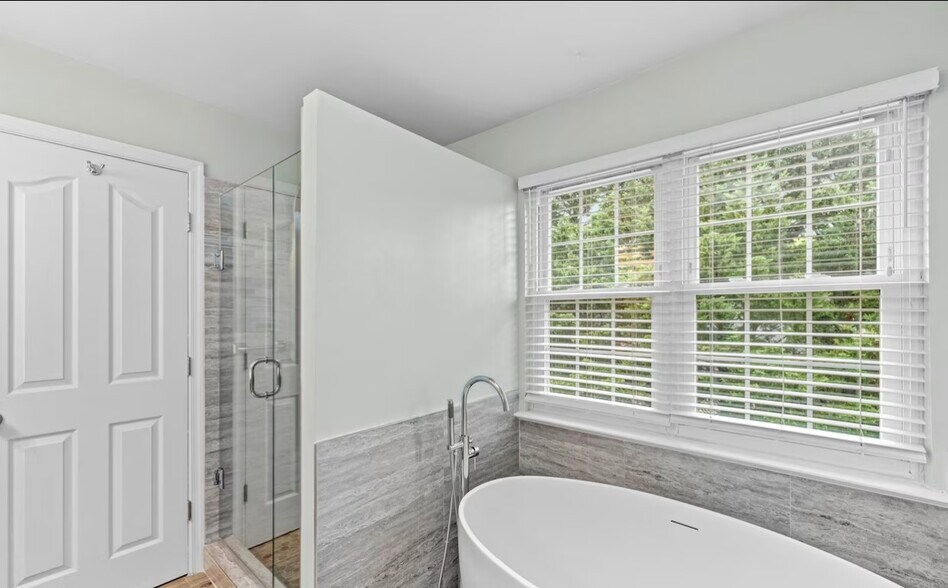 Building Photo - 5714 Silk Tree Dr