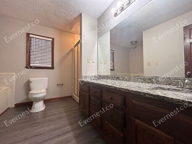Building Photo - 170 Olde Oak Dr
